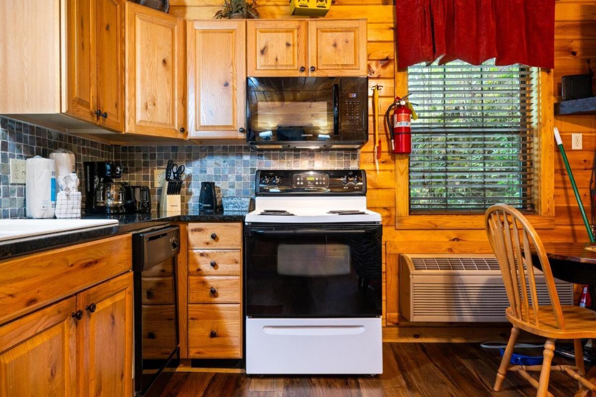 Villa Cabin 5 Studio Cabin With Hot Tub, Water View And Fire Pit Sevierville Exterior foto