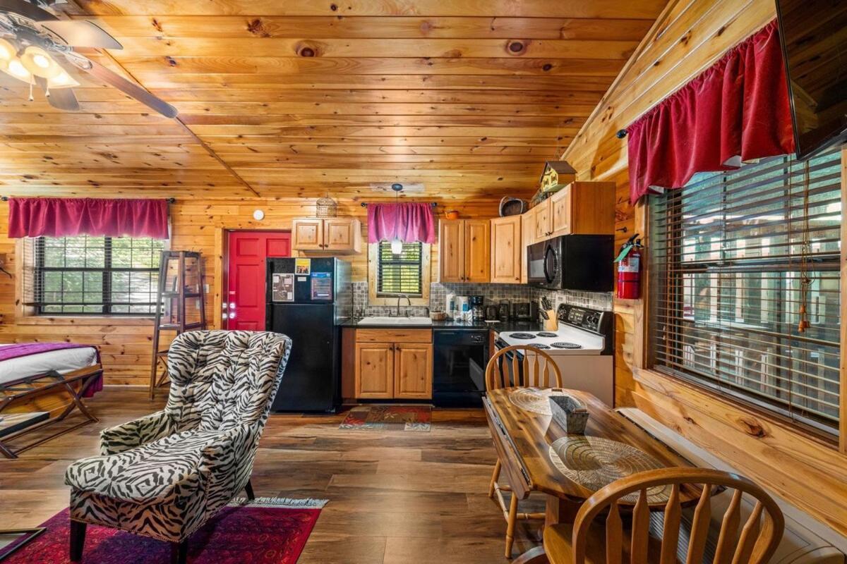 Villa Cabin 5 Studio Cabin With Hot Tub, Water View And Fire Pit Sevierville Exterior foto