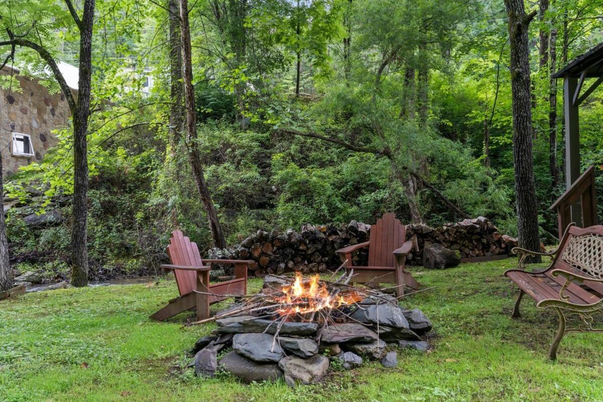 Villa Cabin 5 Studio Cabin With Hot Tub, Water View And Fire Pit Sevierville Exterior foto