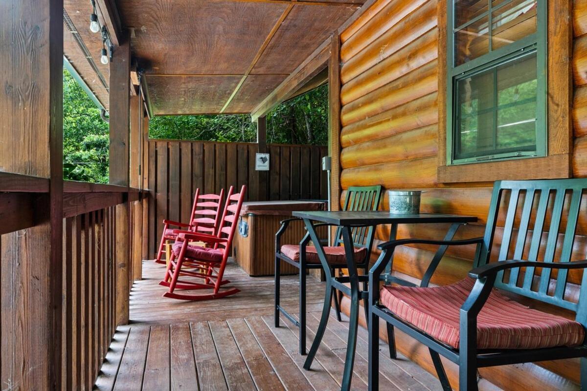 Villa Cabin 5 Studio Cabin With Hot Tub, Water View And Fire Pit Sevierville Exterior foto