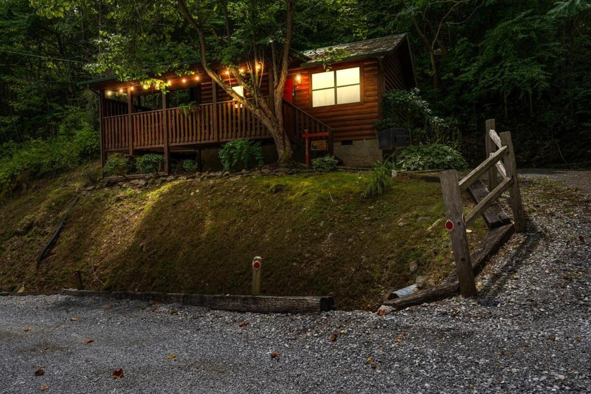 Villa Cabin 5 Studio Cabin With Hot Tub, Water View And Fire Pit Sevierville Exterior foto