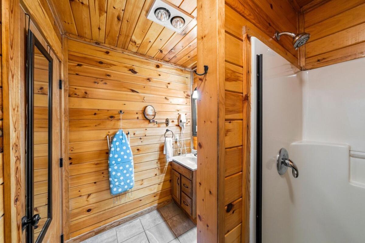 Villa Cabin 5 Studio Cabin With Hot Tub, Water View And Fire Pit Sevierville Exterior foto