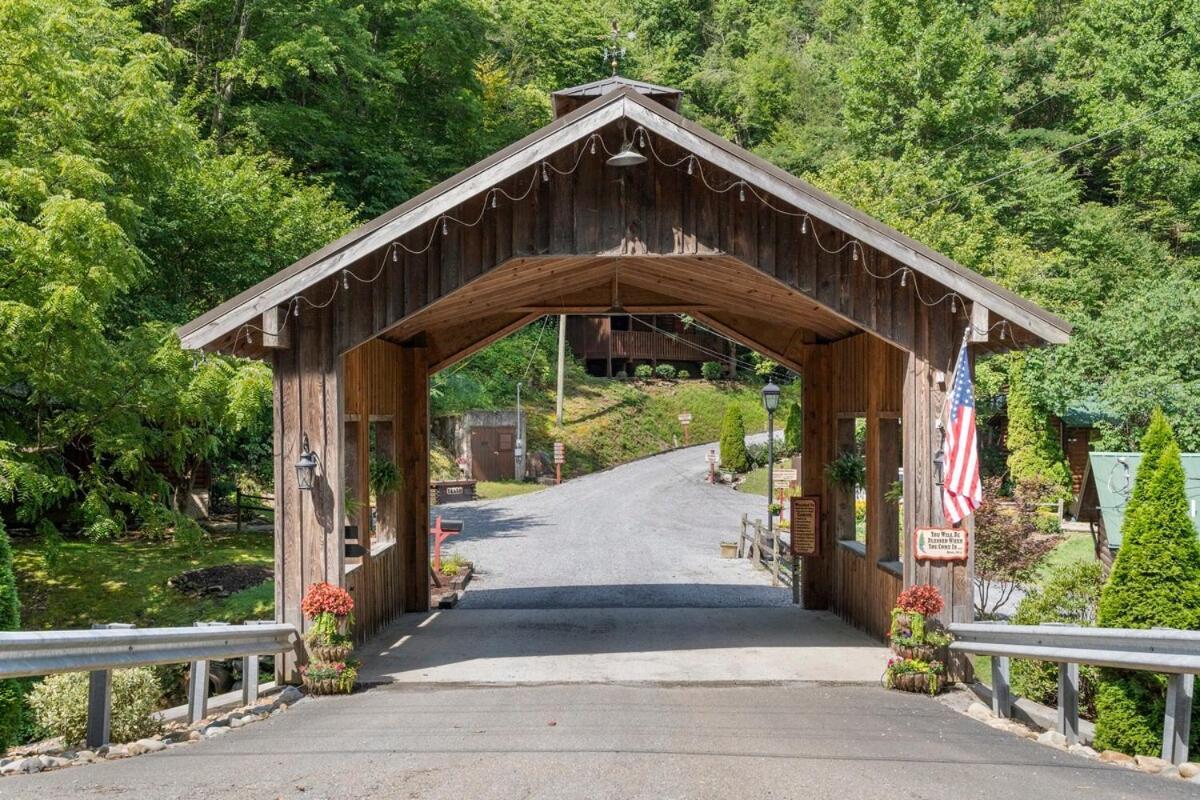 Villa Cabin 5 Studio Cabin With Hot Tub, Water View And Fire Pit Sevierville Exterior foto