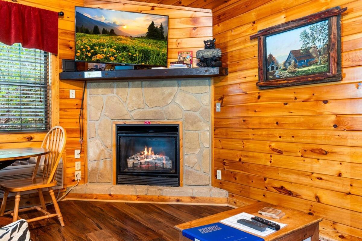 Villa Cabin 5 Studio Cabin With Hot Tub, Water View And Fire Pit Sevierville Exterior foto