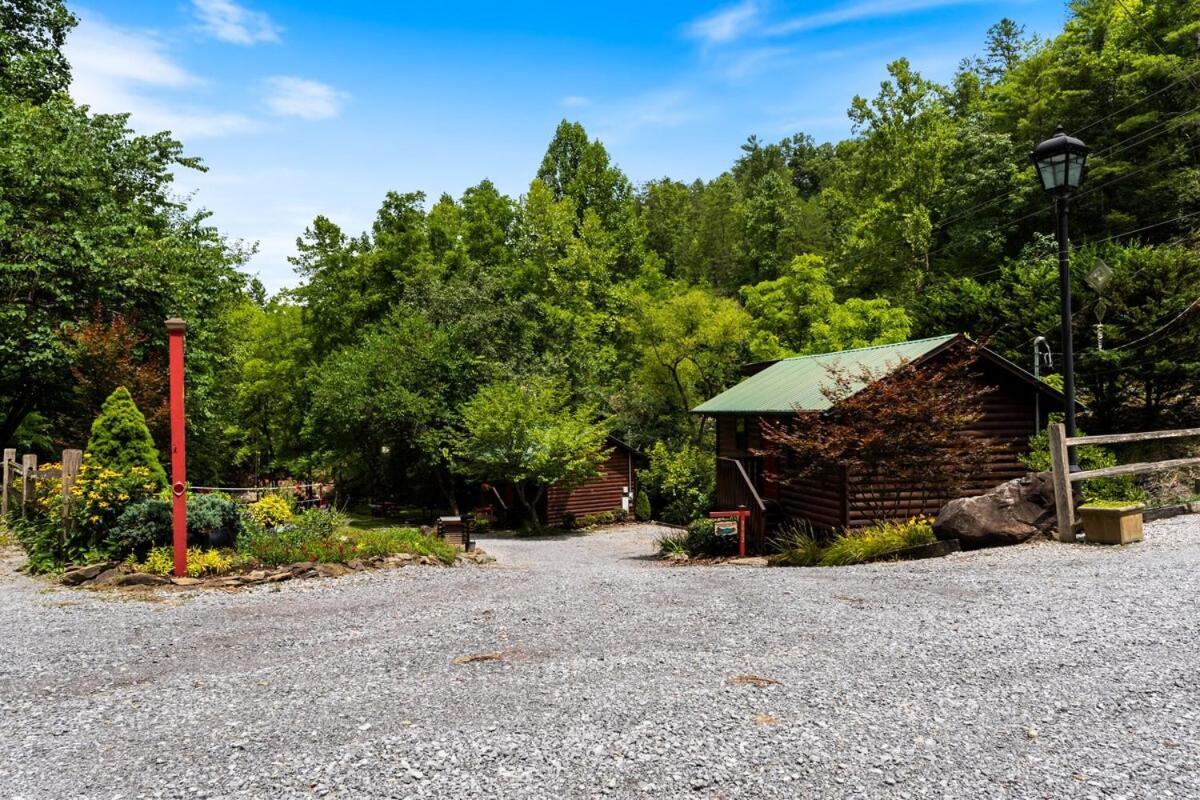 Villa Cabin 5 Studio Cabin With Hot Tub, Water View And Fire Pit Sevierville Exterior foto